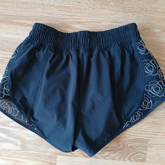 Lululemon Lucent Shorts 2.5" inseam Size 4 - Picture 7 of 7